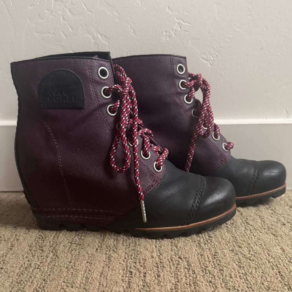 Sorel Women's Burgundy and Black PDX Wedge Bootie